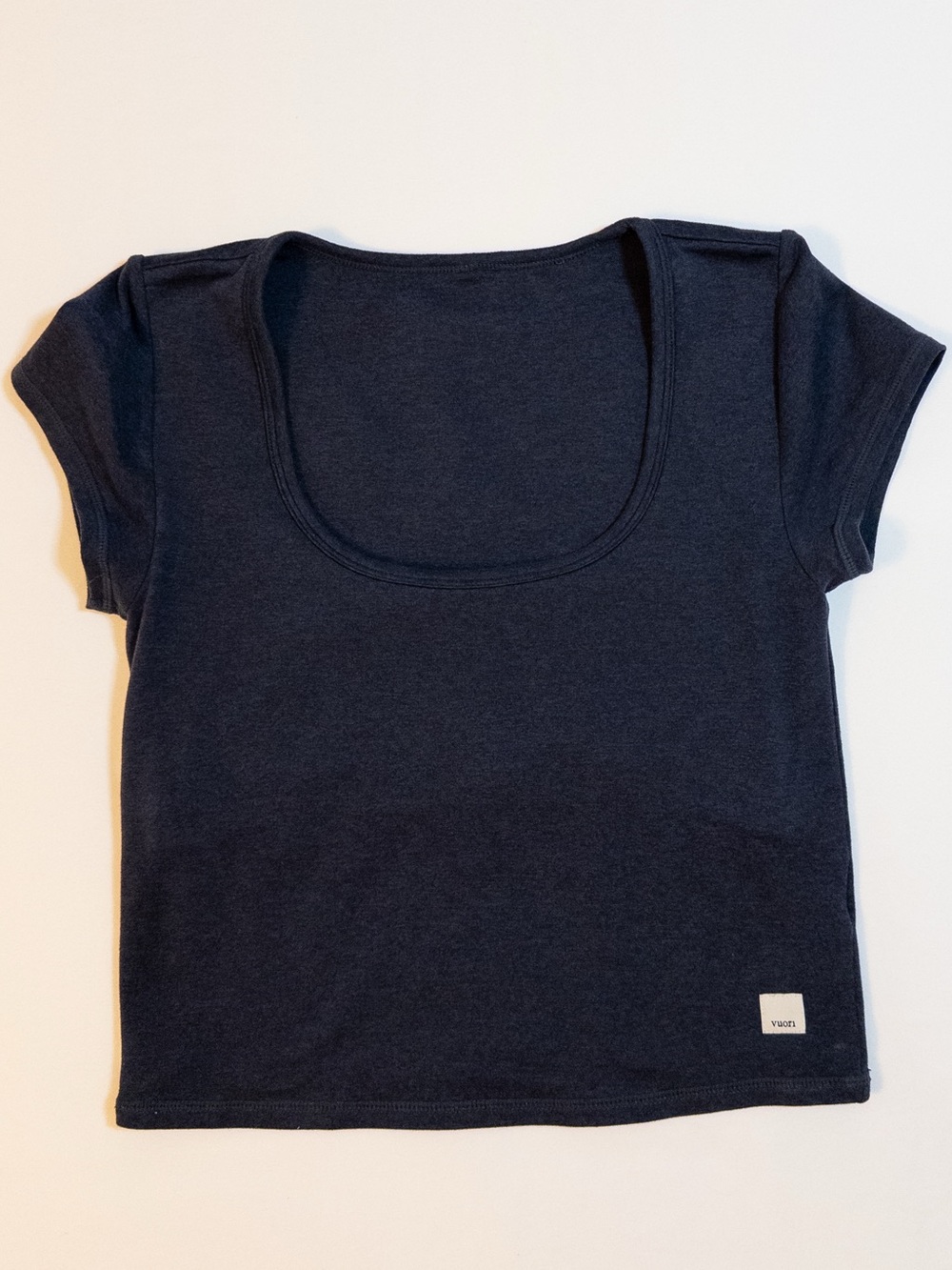 Vuori Cropped Built-In Bra Tee Dark Gray Fitted Athletic Top
